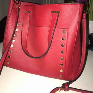  - Röd väska med gulddetaljer, perfekt storlek som skolväska eller liknande❤️👍🏻👍🏻👍🏻köparen står för frakt