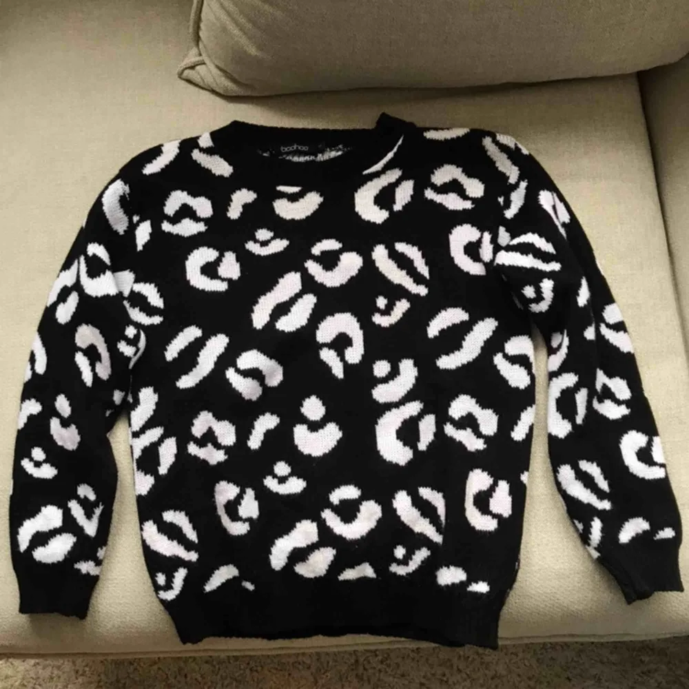 Leopardmönstrad stickad tröja, använd ca 4 gånger. Kan mötas i Stockholm/Täby annars tillkommer frakt🥰 . Stickat.