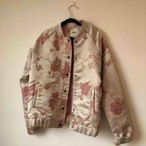  - Som ny! 34 som passar 36 även en 38.  Mycket fint mönster.