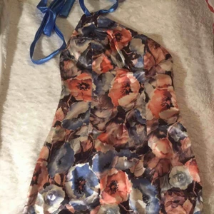  - Otroligt snygg på! Många färger att matcha olika till. Man knyter den i halsen, sned skurnuing framtill och öppen rygg, 