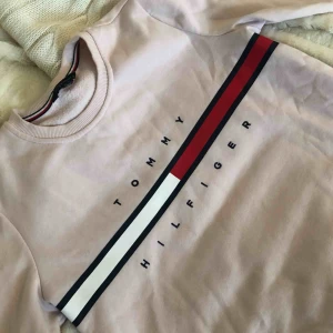  - Äkta Tommy hilfiger tröja, ett par år gammal men sparsamt använd