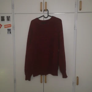  - En stickad tröja från Beyond retro. Sitter oversized och är i väldigt bra skick. Priset går att diskuteras. 