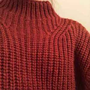 Other stories - Brunröd stickad tröja från & Other Stories Använd Max 5 gånger så i jättebra skick Köpt förra hösten nypris var runt 700 tror jag. Väldigt varm!