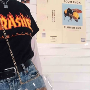  - Sjukt cool Thrasher t-shirt köpt på Junkyard . Sparsamt använd och i gott skick ! Säljer då det inte längre  är min stil . 