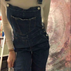  - Trendiga hängselbyxor i jeans. Dom är från HM och har slitningar på knäna. Säljer då dom inte passar längre och tyvärr inte används:(((( Pris kan alltid diskuteras❤️