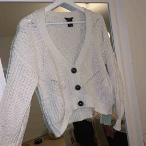  - Stickad tröja med knappar fram. Aldrig använd, köpt på lindex för 400kr. Strö xs men kan även passa större storlekar. 