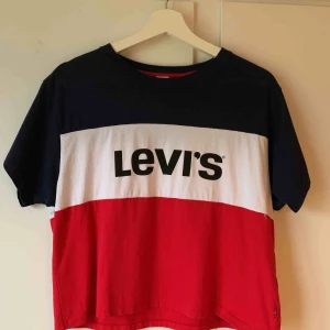  - Typ aldrig använd levi’s T-shirt, den är xs men inte sitter inte tajt. Den är lite croppad men går på mig precis under naveln och jag är 174cm 
