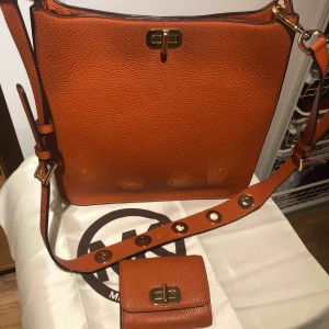  - En jätte fint Michael kors väska med matchande plånbok.  Väskan är används bara fotål gånger.  Priset går och diskutera vid snabb affär.