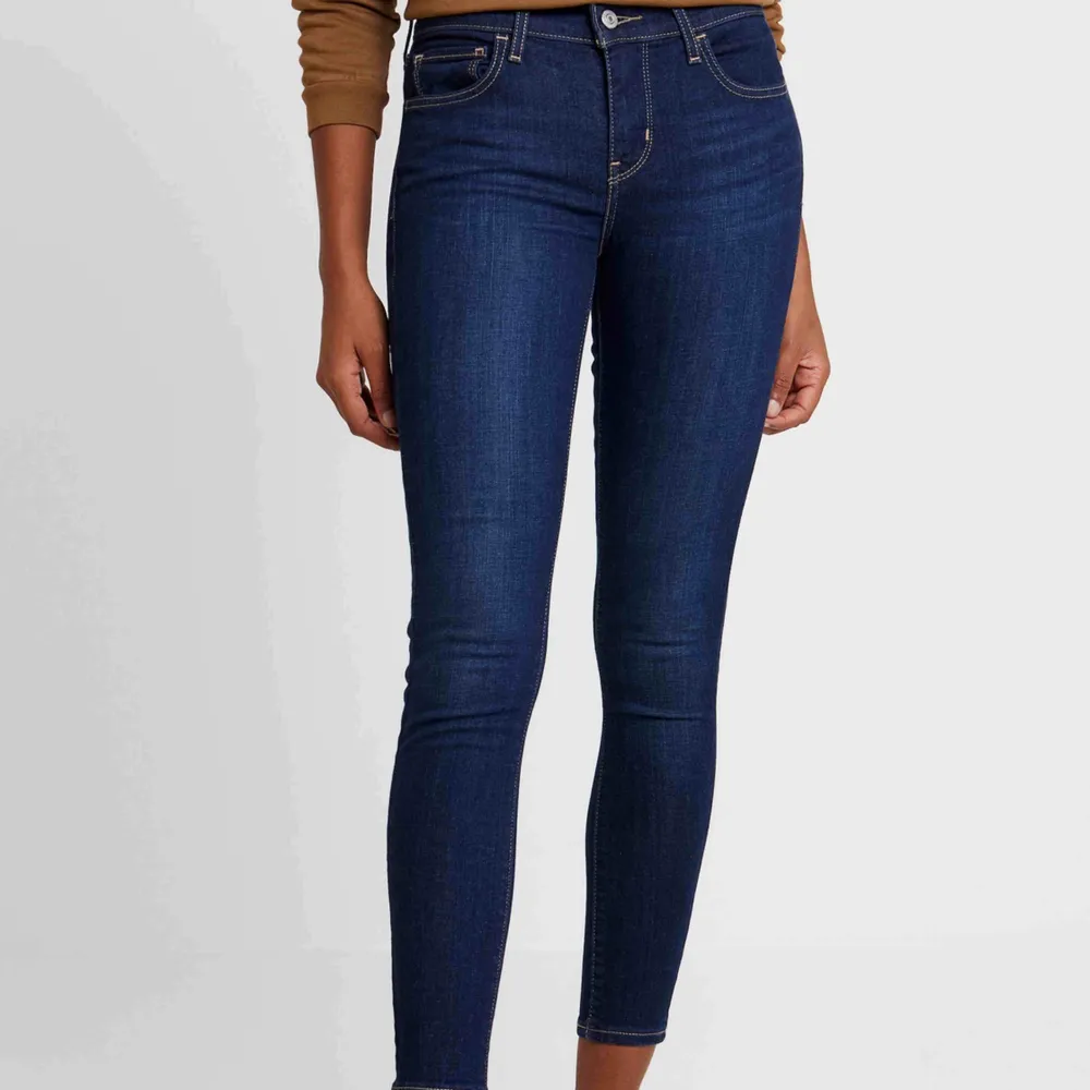 Mörkblå Levi’s jeans storlek 23, 710 super skinny bra skick. Nypris 1099:-. Jeans & Byxor.