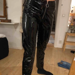  - Lackbyxor som sitter som en smäck från bunkrads egna märke. Har bara används ett fåtal gånger🎈🎈 Köparen står för frakt