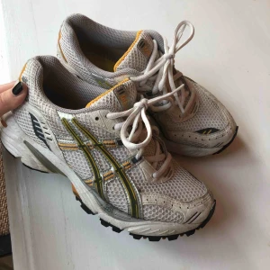  - Asics gel 1100 sneakers med gul/orangea detaljer. Så gott som nya!🌟