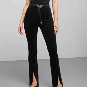  - Svarta byxor från Weekday med slits i Manchester. Nya ej använda. 