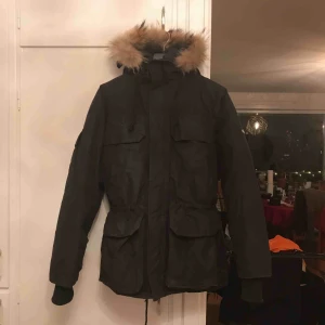  - Varm o go vinterjacka i märket Wolffwear med fin päls på luvan❄️😍☃️    På bilden ser den något flammig ut men den är helsvart. Fin passform.  Betalas till mig senast 3 bankdagar efter köp via swish, konto eller kontant om vi möts upp.   Lycka till!  