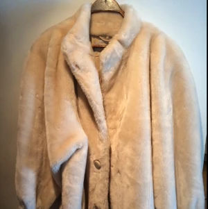  - Supersnygg oversize fuskpäls! Knäpps med hylsor, krämvit :) går till strax ovan knäna på mig som är 180cm