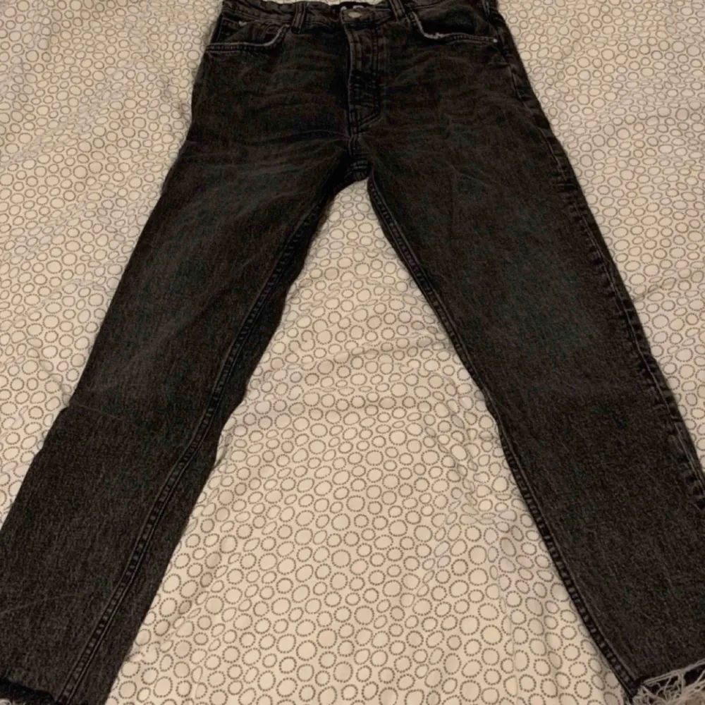Tvättade jeans köpta från Carlings för ungefär 300kr (vad jag minns). Girlfriend modell. Har bara använt en gång, vilket är väldigt synd! Kan mötas i Lund annars tillkommer frakt💛. Jeans & Byxor.