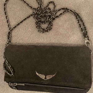  -  Zadig & Voltaire väska i topp-skick. Endast använd vid två tillfällen. Färg: Mörkgrå Material: Mocka Övrigt: Dustbag medföljer 