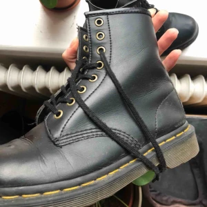  - VEGAN Dr Martens 1460! 2 år gamla, använda men i så gott som perfekt skick. Den perfekta skon, säljer dessa endast för att jag köpt nya martens. Nypris på dessa är 1790:- så passa på! Det blöta på bilden är vatten pga nyputsade:)