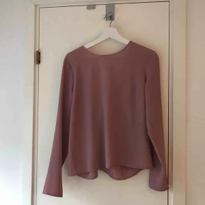  - Jättefin blus från Nelly med en fin snurrdetalj i ryggen, går att använda åt båda håll enligt mig. Storlek 38, använd ett fåtal gånger. Frakt tillkommer!