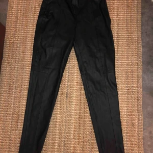  - Helt nya oanvända fejk-skinn byxor. Superfina men råkat köpa fel str. 