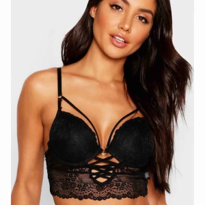  - Säljer en helt ny BH till kraftigt reducerat pris. Alla lappar sitter kvar! Storleken är 34B och motsvarar vårt 75B.