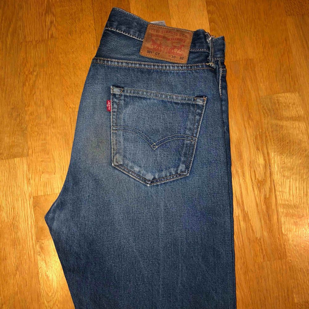 Mörkblåa Levis 501, vintage, storlek W30 L32, jag har storlek 27 i de nya storlekarna & dessa passar mig bra! . Jeans & Byxor.