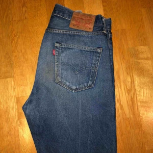  - Mörkblåa Levis 501, vintage, storlek W30 L32, jag har storlek 27 i de nya storlekarna & dessa passar mig bra! 