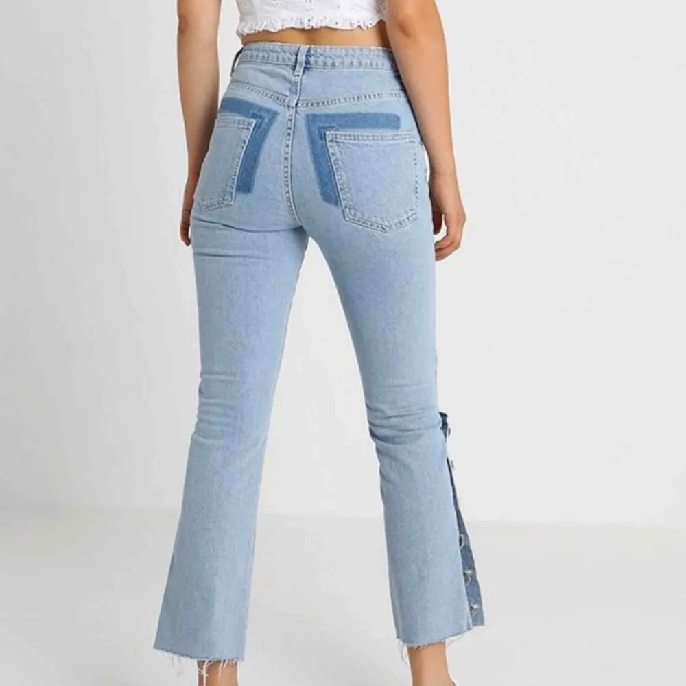 Säljer mina jeans från Elsa Hosk kollektion med bikbok. De är hur fina som helst och helt som nya då jag använt de ca 2 gånger. Frakt tillkommer men har möjligheten att mötas upp i sthlm. . Jeans & Byxor.