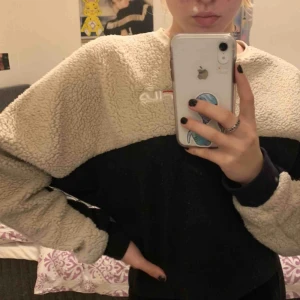  - Super skön fila sweater med hälften svart tyg och hälften teddy material. köpt på urban outfitters i storlek L för en mer oversized och lång tröja!