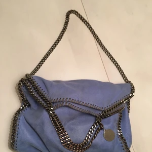 - Säljer min jättefina Stella McCartney väska i modellen Falabella fold over bag. Den är använd men i fint skick! 