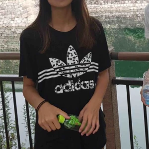  - Adidas T-shirt med härligt print. Oklar i storleken men skulle säga S/M. Säljes på grund av att den inte kommer till användning. Tröjan är i gott skick. Kan mötas upp i Stockholm annars tillkommer frakt på 30-40kr. 