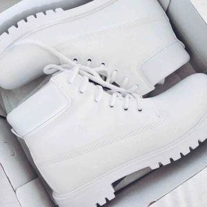  - Vita kängor från Nelly! Har knappt fått någon användning för dem, så därför säljer jag dom!   Hämtas i Varberg, annars tillkommer frakten!:)