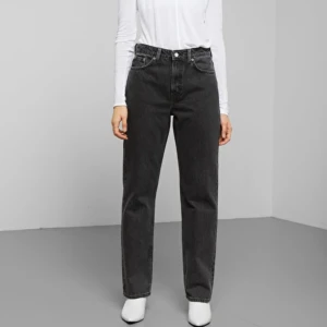  - Superfina jeans från weekday!! Använda men mycket bra kvalitet så de är i jättefint skick! De är i modellen voyage, ganska rak passform som man ser på bilderna, nypris 500 kr