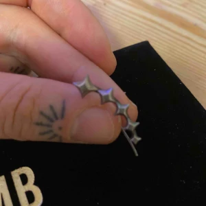  - Långt örhänge med stjärnor i silver från Line&Jo. Köpt i Köpenhamn. Sparsamt använt! Supercoolt