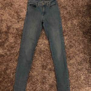 Ett par ljus blåa Levis jeans i modellen ”Slimming super skinny”. Säljs pågrund av att de ej kommer till användning längre. Men är fortfarande i bra skick. 