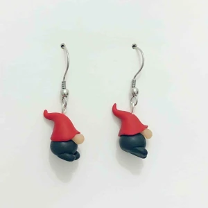  - Supersöta handgjorda örhängen i form av tomtar. De är 18mm höga och 10mm breda. Nickelfria. Jag bjuder på frakten🥰