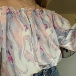  - Oanvänd blus i fina färger<3 offshoulder och lite croppad