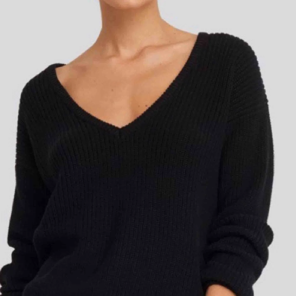 Deep Front V-neck Knitted Sweater Black från NAKD, använd fåtal gånger. Stickat.