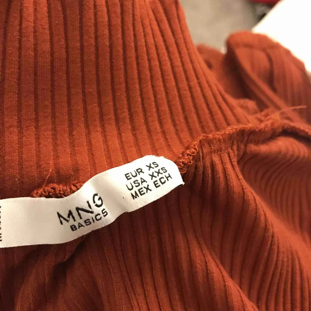 Superfin orange/brun ribbad tröja från Mango. Sitter tajt och har en fin passform. Endast använd 1 gång. Köpt för 199kr och är som ny!. Toppar.