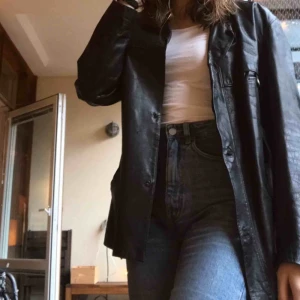  - Supersnygg läderjacka/kavaj. Köpt här på plick men sitter tyvärr lite stort. Ganska sliten men passar endast bra till jackans stil.