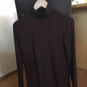  - Röd poloklänning. Frakt ingår