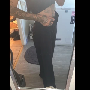  - Helt nya flare byxor från bikbok Lappen finns kvar säljer dom för dom är förstora i midjan