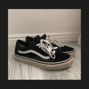  - Vans i gott skick! Dom har dock format sig lite ”spetsigt” framme vid tårna. Frakt tillkommer och betalningen sker via Swish.