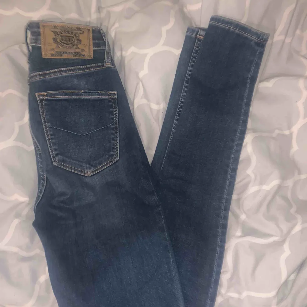 SUPERSNYGGA jeans som tyvärr jag inte fått mycket användning för! 🥰🥰 nypris 700. Jeans & Byxor.