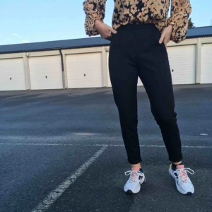  - Svarta kostymbyxor från Veromoda! Köpta för ca 3 år sedan, säljer för att de inte sitter så bra på mig längre. Köpta för 350 kr