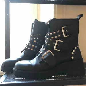  - Boots i låtsasskinn med silverderaljer. Köpta i vintras. Använda 1-3 gånger.