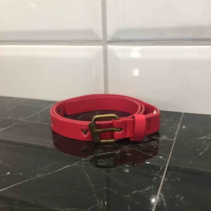  - Säljer på grund av att den inte passar rött bälte med hjärtan.