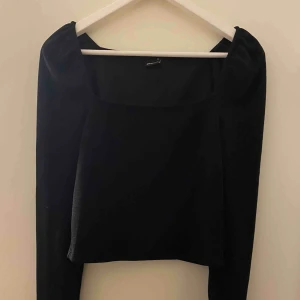  - Croppad topp med puffärm, aldrig använd. Frakt tillkommer.