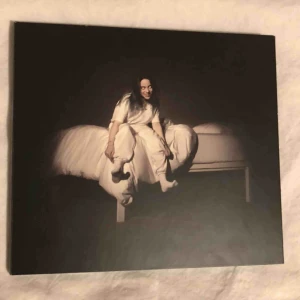  - Billie Eilish cdskiva, hennes debutalbum. Köpt på bengans under hennes skivsignering, plasten är öppnad men den har bara spelats en gång så skivan är i super skick 🖤 Kan mötas i Uppsala, Rimbo eller frakt mot fraktkostnad!