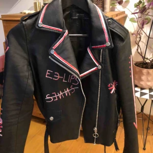  - Skinnjacka från zara storlek S med röda och vita tryck 