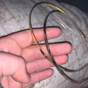  - Två hårband ett guld ett silver, en för 30kr två för 45kr 